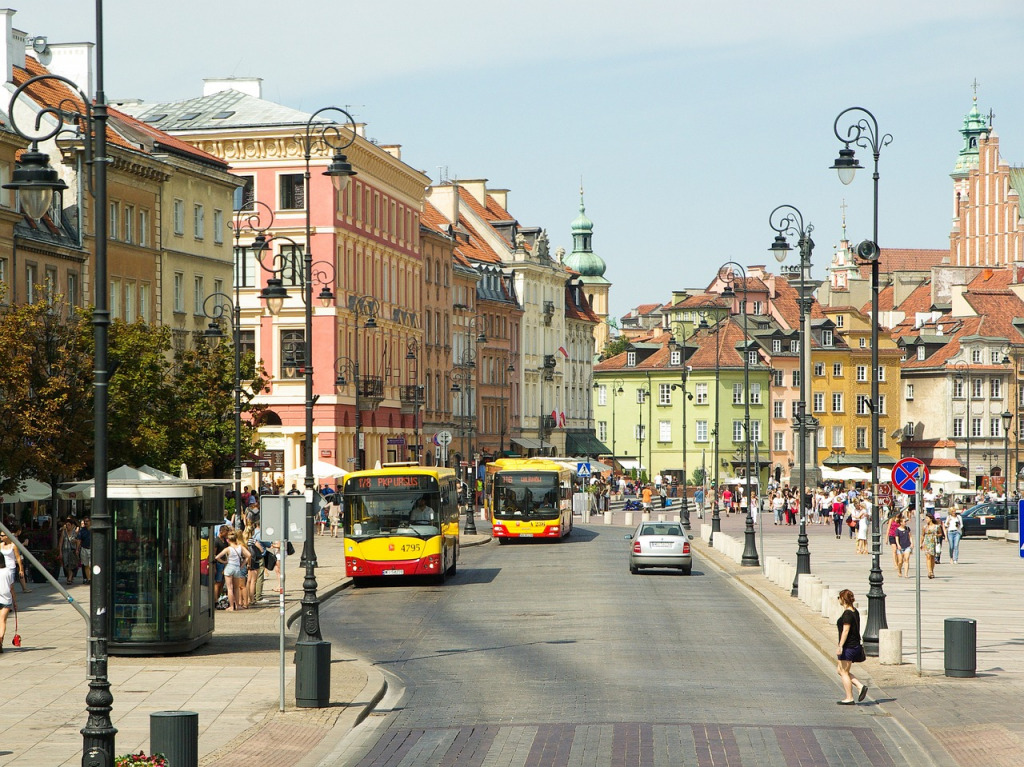 Czy widoczny znak zakazu dotyczy tylko chodnika? Przewodnik 2025