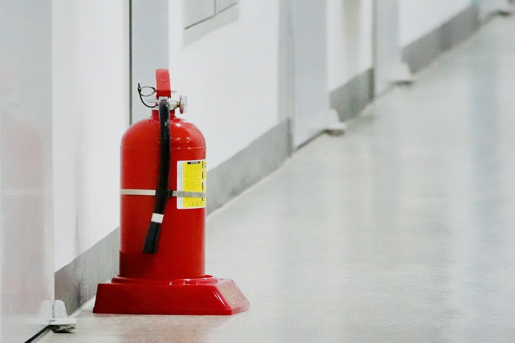 Pierwsza pomoc przy gaszeniu urządzeń elektrycznych - jak szybko i skutecznie ugasić pożar?