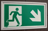 Ramka ze znakiem- Wyjście ewakuacyjne w dół w prawo