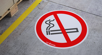 Zakaz palenia (znak podłogowy) (P002-F)