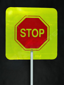 Znak STOP do przeprowadzania przez ulicę