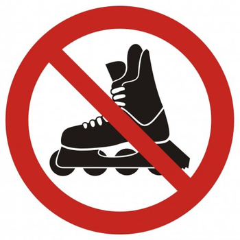 Znak zakaz jazdy na rolkach na płycie PCV (GB037)