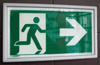 Ramka ze znakiem- Wyjście ewakuacyjne w prawo