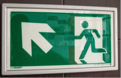 Ramka ze znakiem- Wyjście ewakuacyjne w górę w lewo