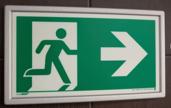 Ramka ze znakiem- Wyjście ewakuacyjne w prawo