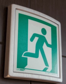 Ramka ze znakiem- Wyjście ewakuacyjne w prawo
