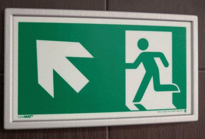 Ramka ze znakiem- Wyjście ewakuacyjne w górę w lewo