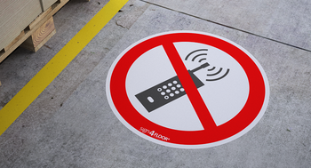 Zakaz używania telefonów (znak podłogowy) (P013-F)