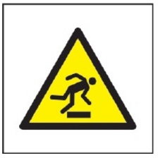 Znak ostrzeżenie przed niebezpieczeństwem potknięcia się na Folii Samoprzylepnej (W07) (ISO 7010)