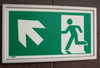 Ramka ze znakiem- Wyjście ewakuacyjne w górę w lewo