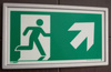 Ramka ze znakiem- Wyjście ewakuacyjne w górę w prawo