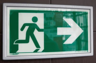 Ramka ze znakiem- Wyjście ewakuacyjne w prawo