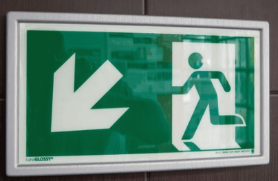 Ramka ze znakiem- Wyjście ewakuacyjne w lewo w dół