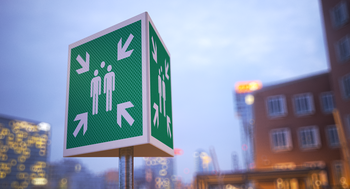 Znak MIEJSCE ZBIÓRKI EWAKUACJI z masztem (ZZ25)