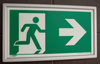 Ramka ze znakiem- Wyjście ewakuacyjne w prawo