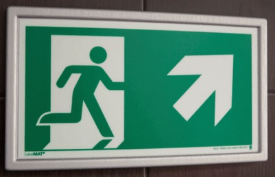 Ramka ze znakiem- Wyjście ewakuacyjne w górę w prawo