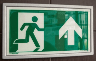 Ramka ze znakiem- Wyjście ewakuacyjne prawostronne w górę