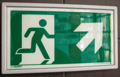 Ramka ze znakiem- Wyjście ewakuacyjne w górę w prawo