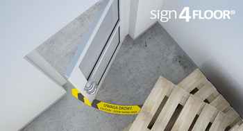 UWAGA DRZWI - caution door swing area (znak podłogowy)