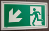 Ramka ze znakiem- Wyjście ewakuacyjne w lewo w dół