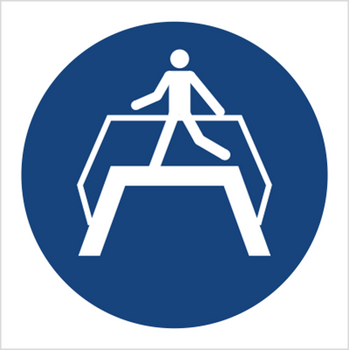 Znak nakaz przechodzenia pomostem (M23) (ISO 7010)